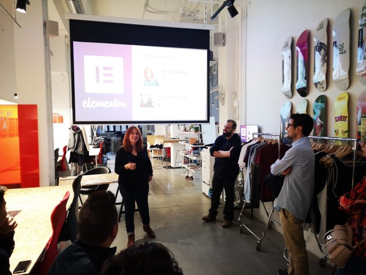 Merche_speaking_in_a_meetup Merche_speaking_in_a_meetup
