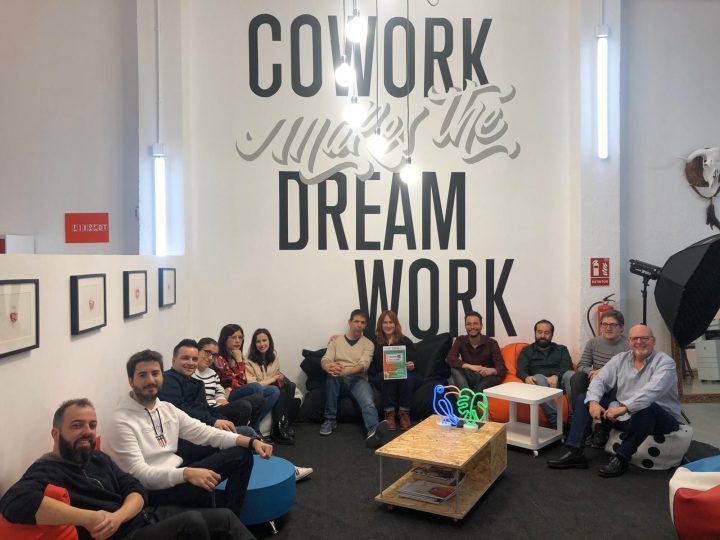 Seating_in_a_meetup_elementor zgz Seating_in_a_meetup_elementor zgz