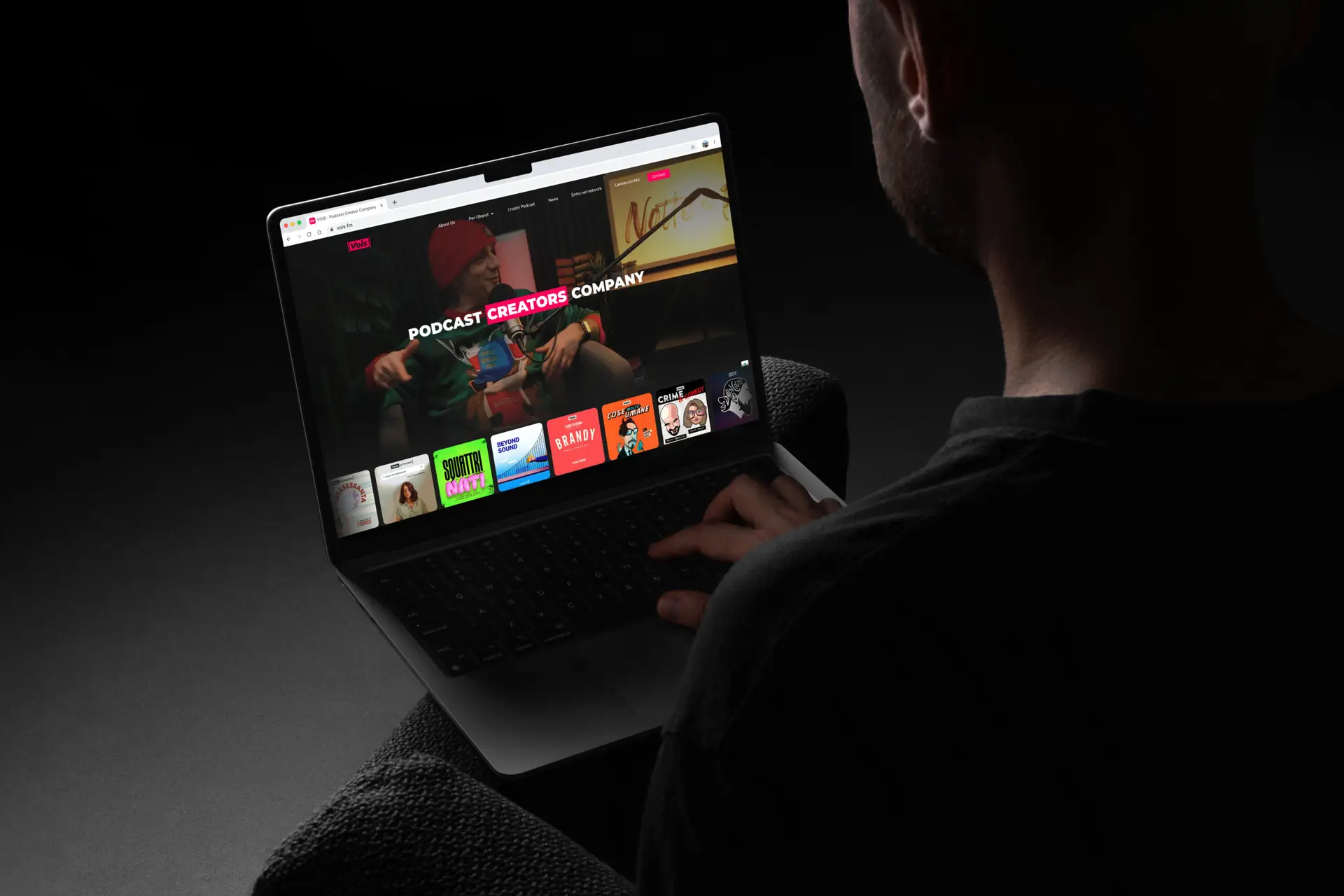 immagine di una persona al computer dove si vede la homepage del sito di Vois