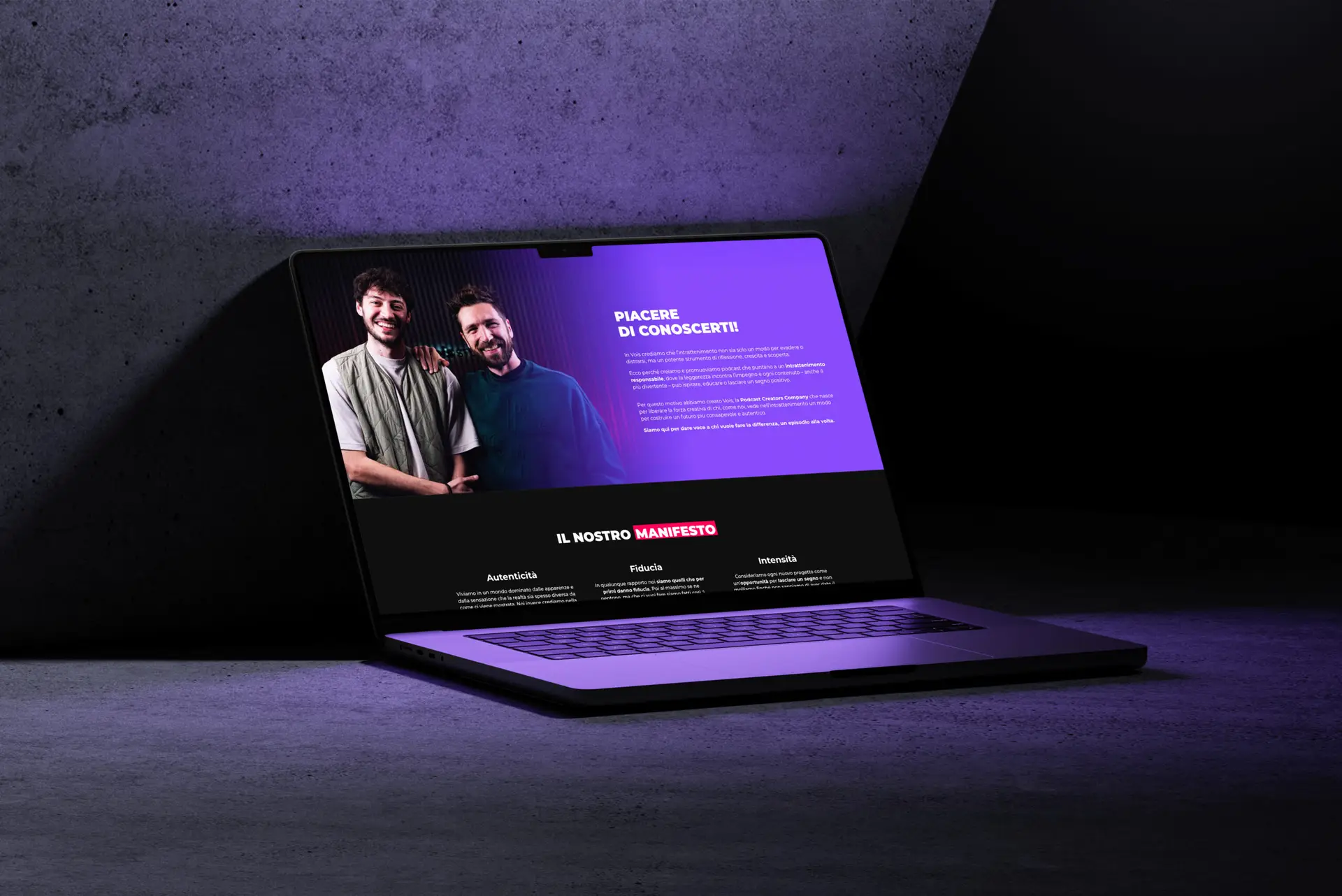 immagine di un computer aperto sulla pagina chi siamo del sito di Vois